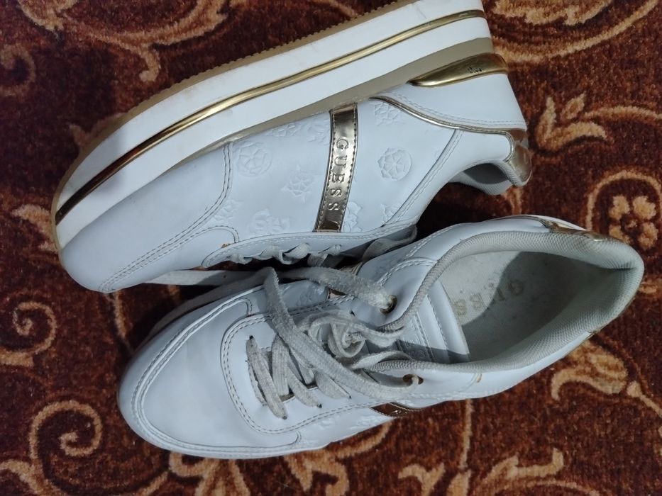 Adidași sport Guess