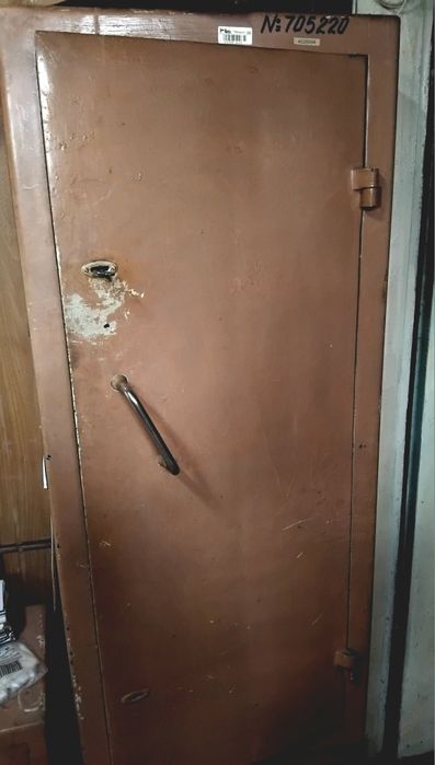 Метален сейф / шкаф – здрав, масивен
Продавам здрав метален сейф шкаф,