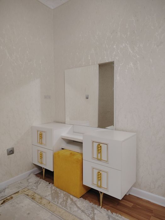 кровать, туалетный столик