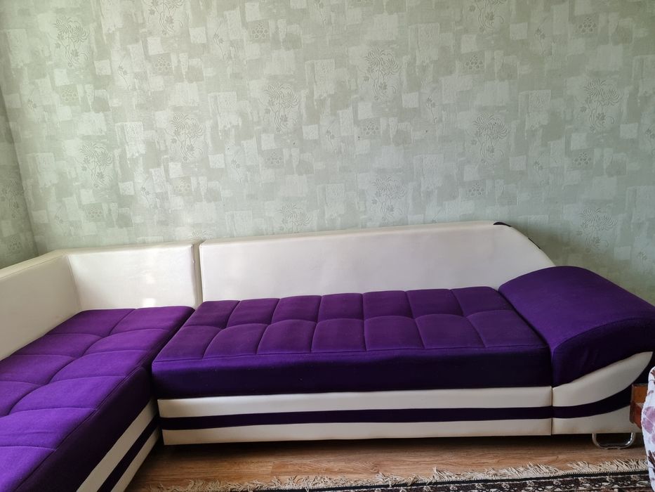 Кожаный комбинированный уголок диван в отличном  состоянии