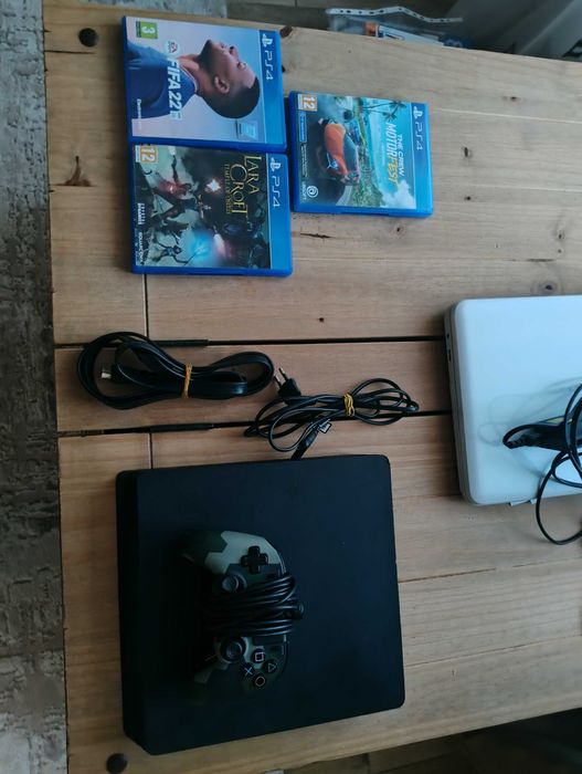 Vând Play Station - PS4 Slim 500 MB + controller, cablu și 3 jocuri pe CD