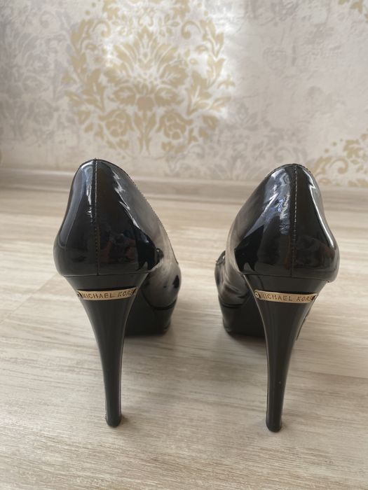 Туфли черные, лаковые фирмы Майкл Корс (США)