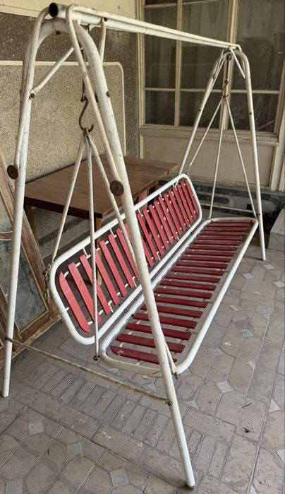 Качеля железное деревянное