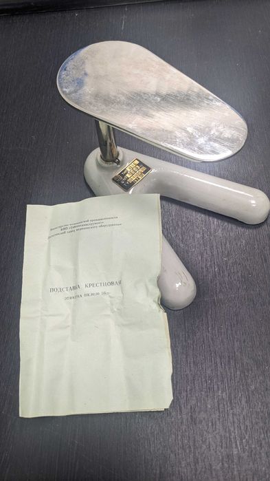 Подставка кресцовая настольная металлическая