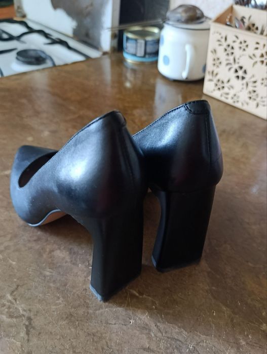 Продам туфли черные на каблуке