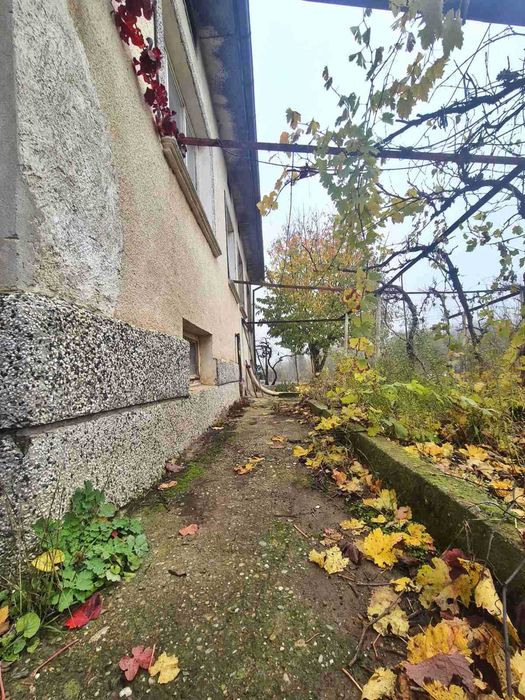 Къща "близнак" в с. Петокладенци обл. Плевен