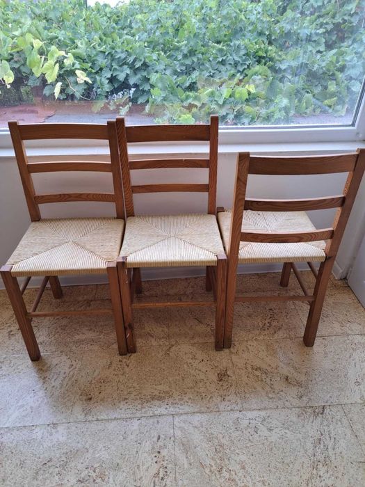 Дървени столове с ратанови седалки