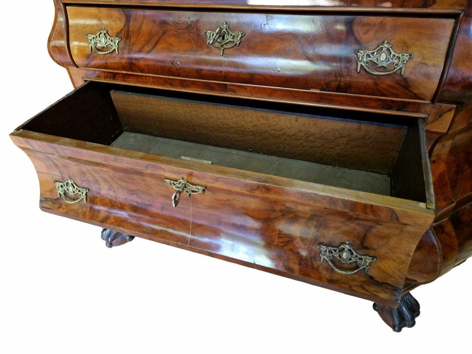 Разкошен шкаф-витрина от орех в стил Барок