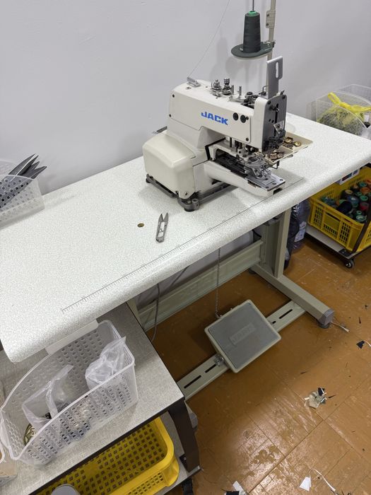 Швейная машинка пительная и пуговичная продаётся