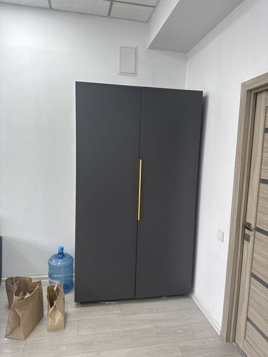 Шкаф распашной.