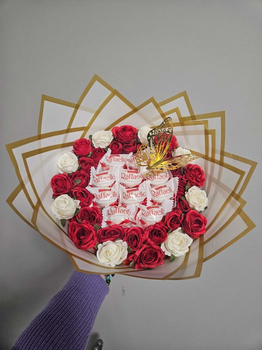 Букет от изкуствени рози и бонбони.