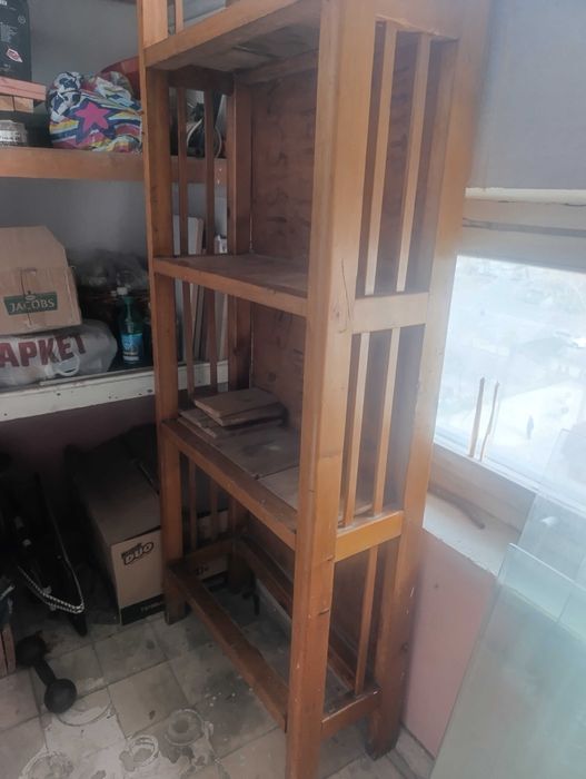 отдам даром 3 полки без книг, 2 кресла и этажерку