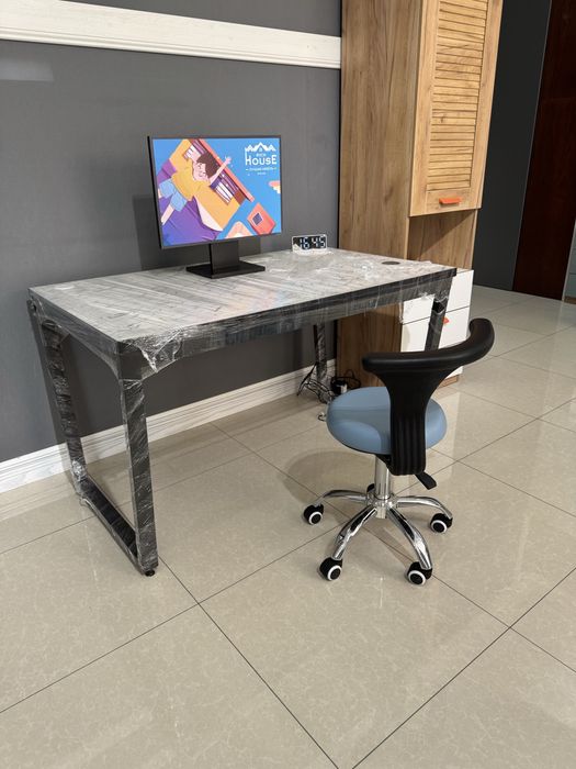 Компьютерный стол с USB и беспроводной зарядкой , сенсерной подсветкой