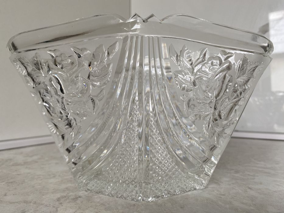 Продам хрустальную вазу сервантного хранения