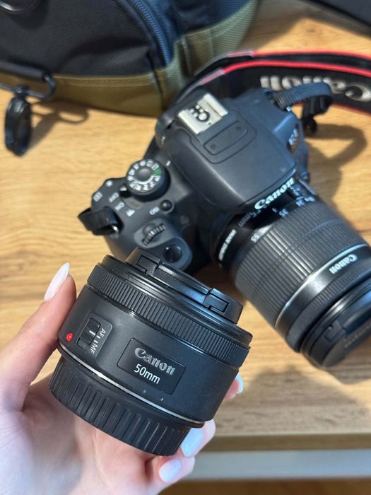 Фотоапарат Canon EOS 700D с 2 обектива