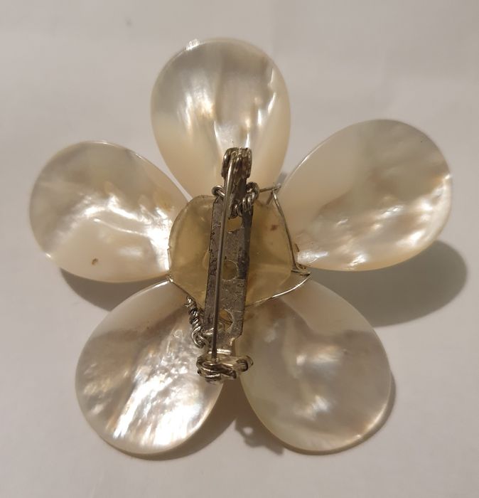 Brosa cu petale din scoici