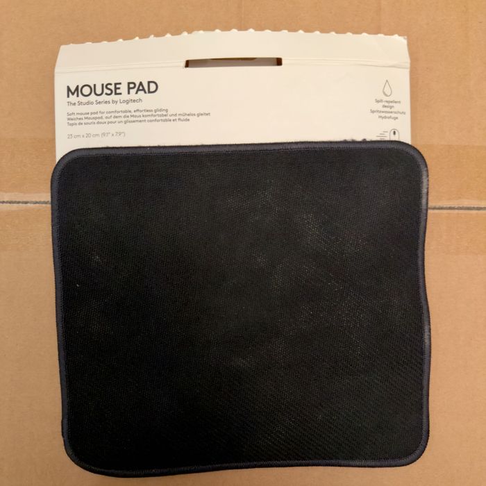 Vând Mouse Pad Logitech Studio Series – Stare Impecabilă (Ca Nou)