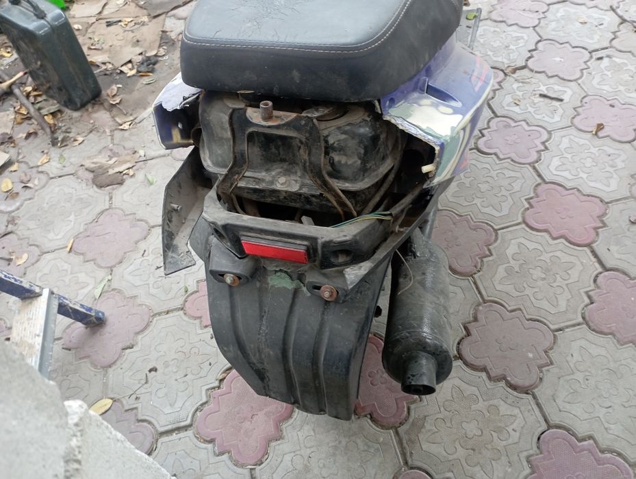 Скутер мопед на ходу