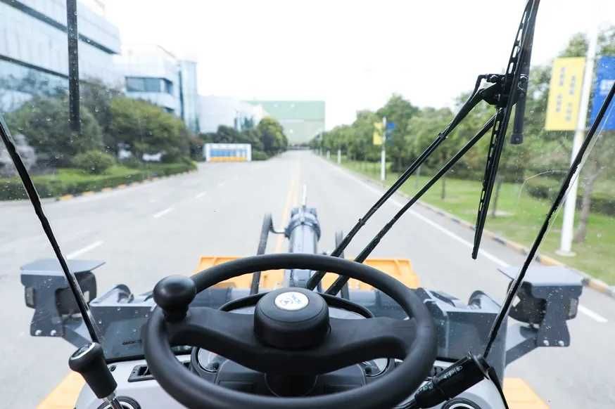 Фронтальный погрузчик XCMG XC936   1,8 КУБ рычаг