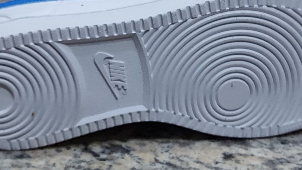 Продам мужские кроссовки NIKE