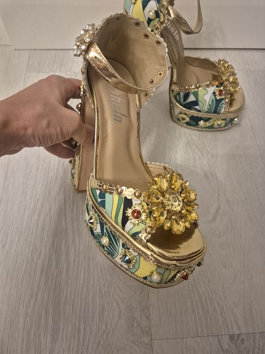 Sandale noi , mărimea 37