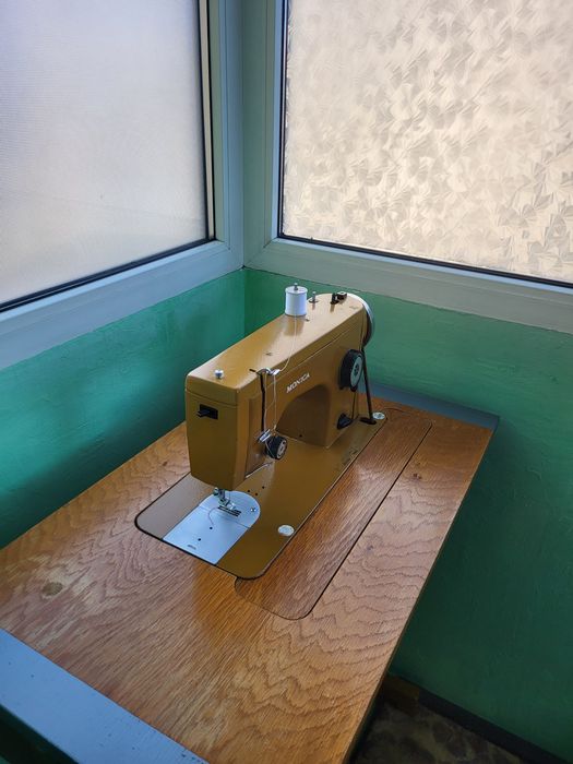 Mașina de cusut Monica