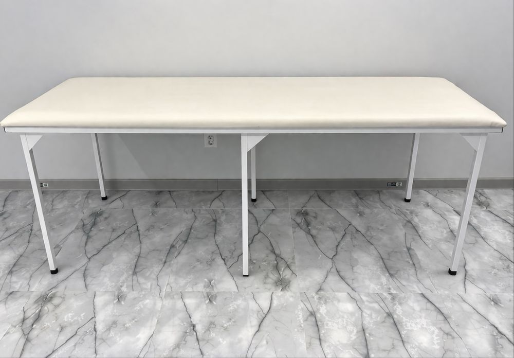 Продается кушетка , белая