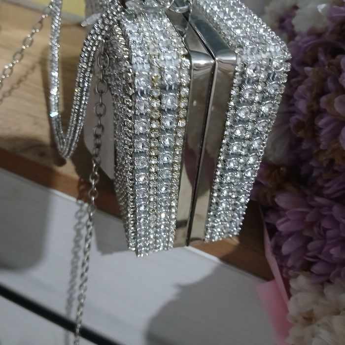 Ayollar sumkasi Holati yangi Narxi 140 ming