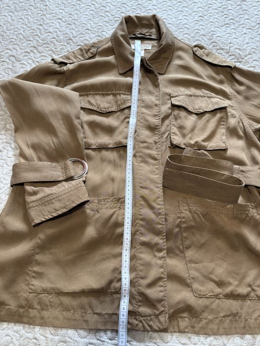 Titlu: Jacheta dama H&M bej stil safari marime S cu cordon