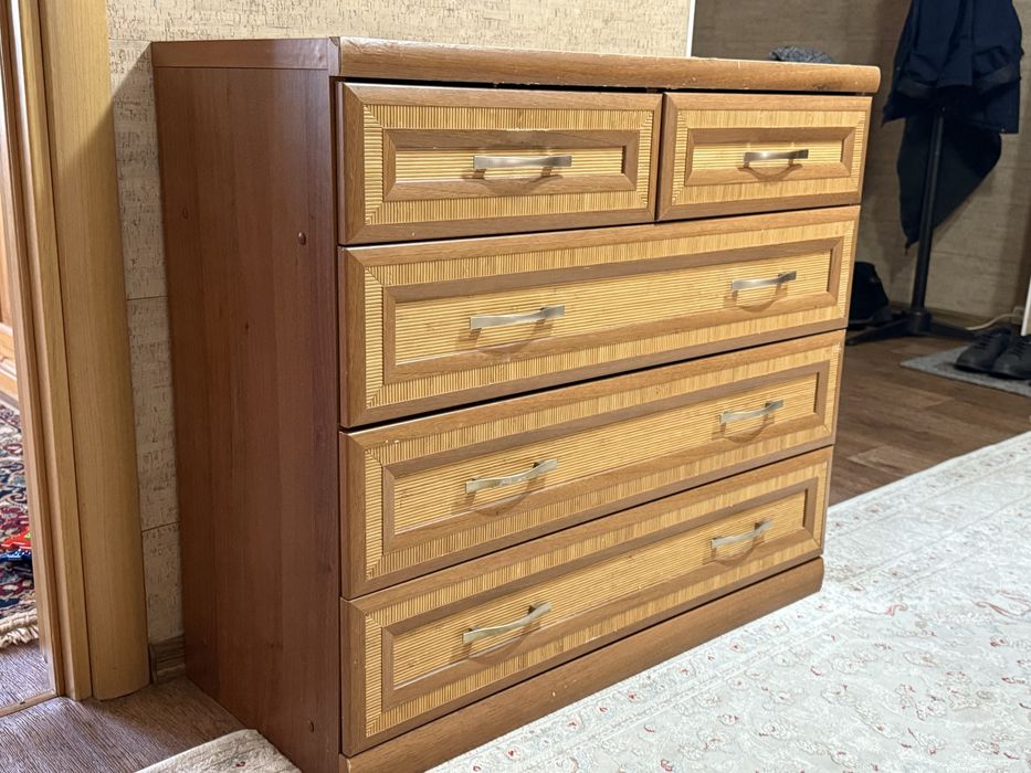 Продам шкаф и тумбу для прихощей