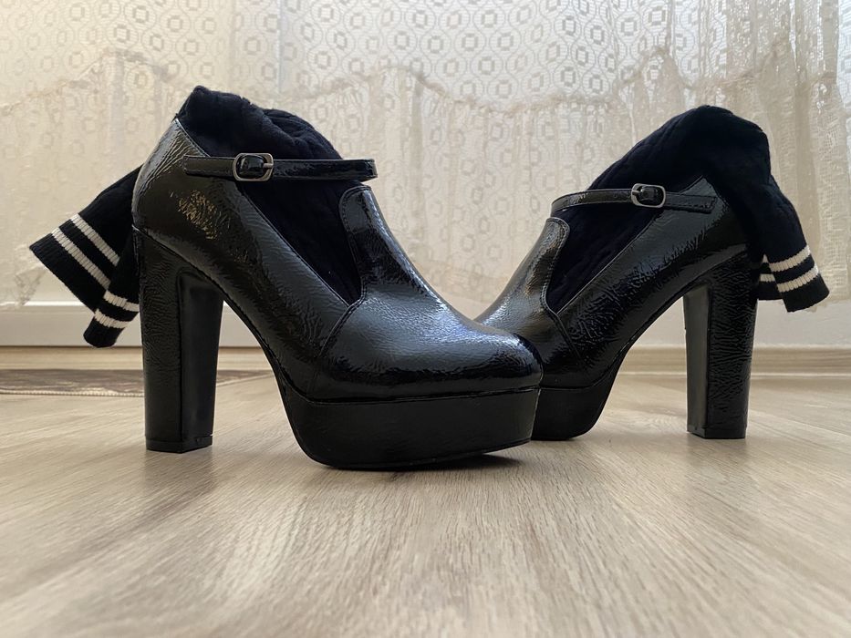 Затворени обувки на ток с чорап