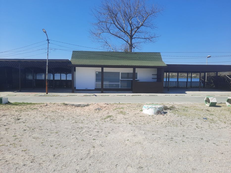 Inchiriez spatiu comercial cu 2 terase in statiunea Jupiter pe plajă.