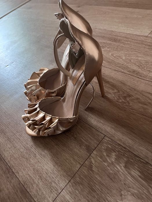 Продам туфли на каблуке