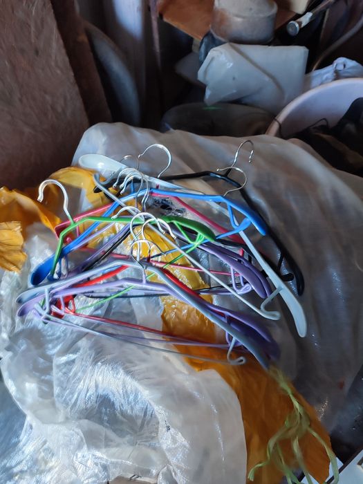 Продам плечики б/ у в отличном состоянии .