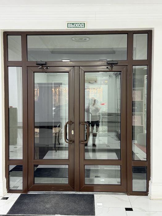 Алюминиевая входная дверь со стеклом