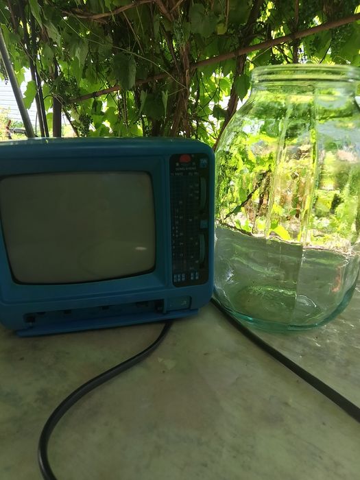 Маленький старый телевизор антиквариат.