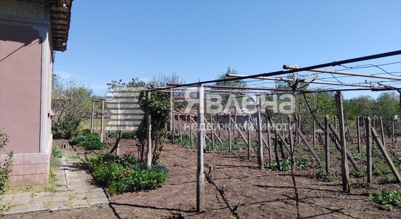 Къща с голям двор