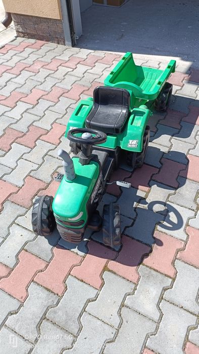Tractor cu pedale și remorcă