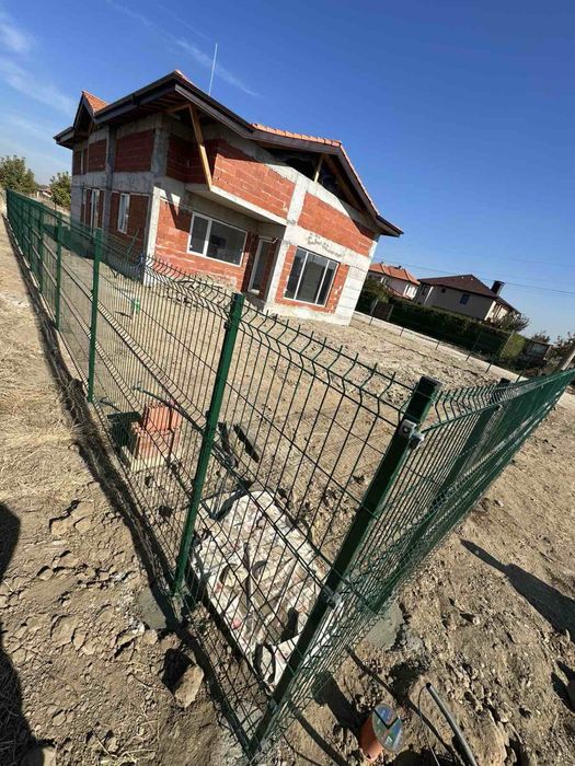 Изграждане на Огради с Метален Профил Тръби Циментови Колове и Мрежа