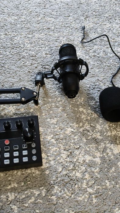Microfon profesional pentru podcasturi , gaming, sau industria muzicala