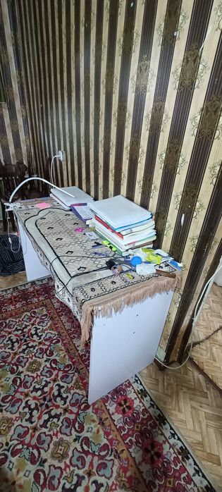 Стол У меня есть стол и стулья.