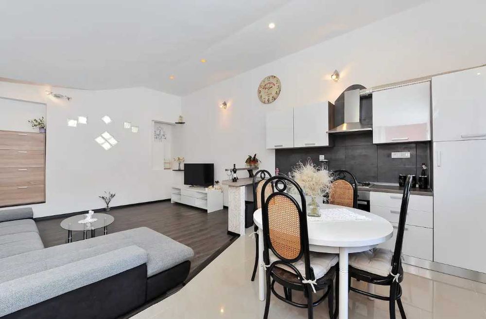 Дава се под наем Двустаен апартамент в Пловдив, Беломорски - 67 кв.м за 341.7 € - Снимка #2