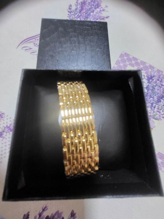 Новый часеи продам