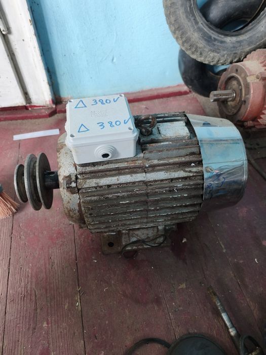 Vând motor electric