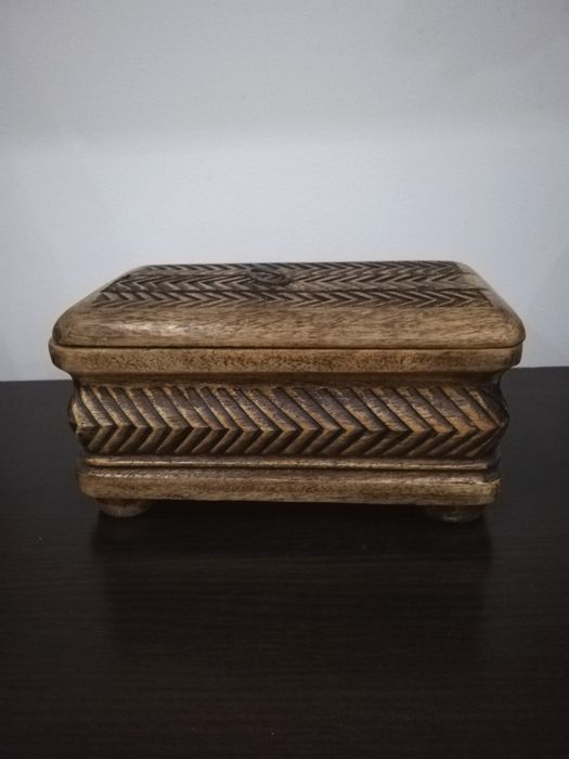 Красива, резбована кутия от дърво.