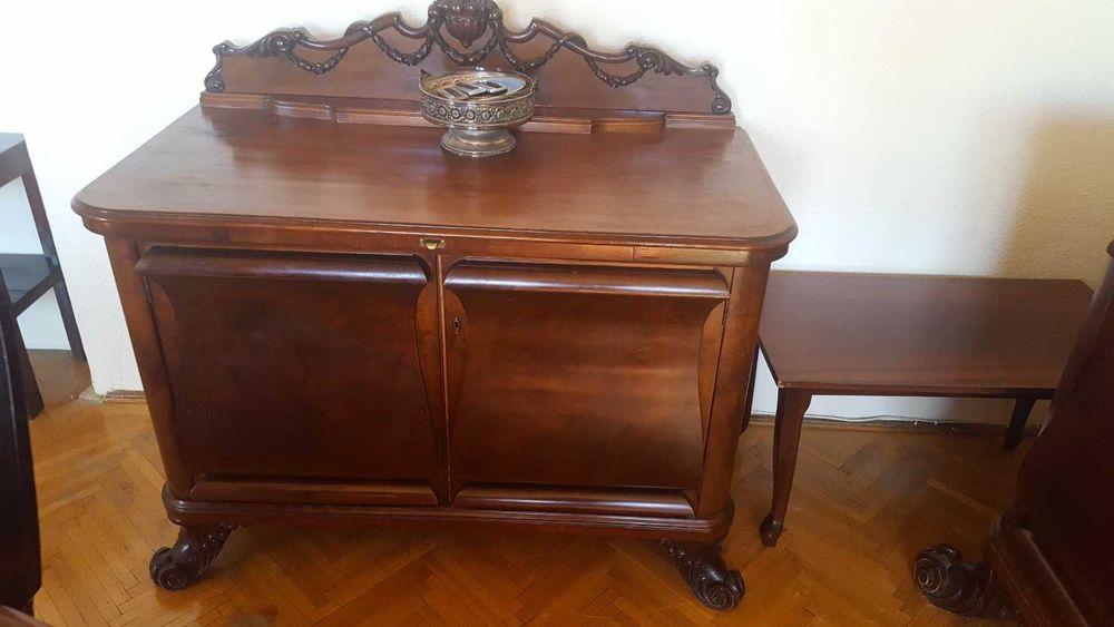 Set complet mobilă clasică din lemn masiv – Masă, 8 Scaune, Bufet, Vitrină, Comodă