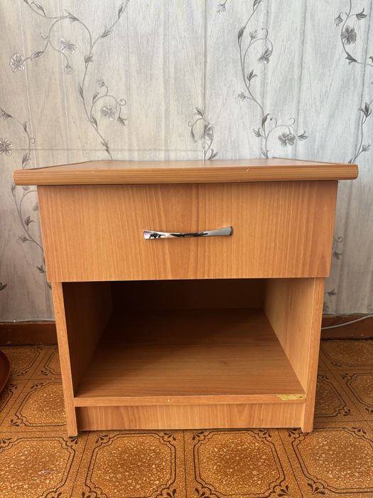 тумбочка, комод.