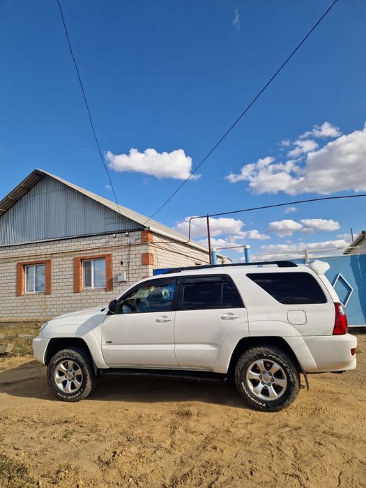 Машина Tayota Runner