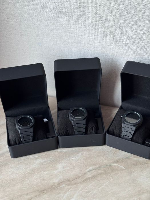 Черные часы с арабскими цифрами