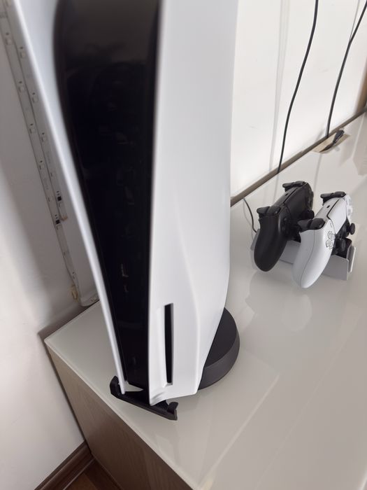 PS5 + 2 controllere DualSense  + stație de încărcare – stare foarte bună